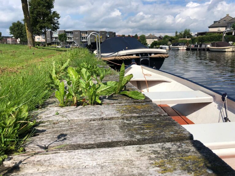 Gemeente laat houten dekplanken in Barsbeek vervangen Zwartsluis